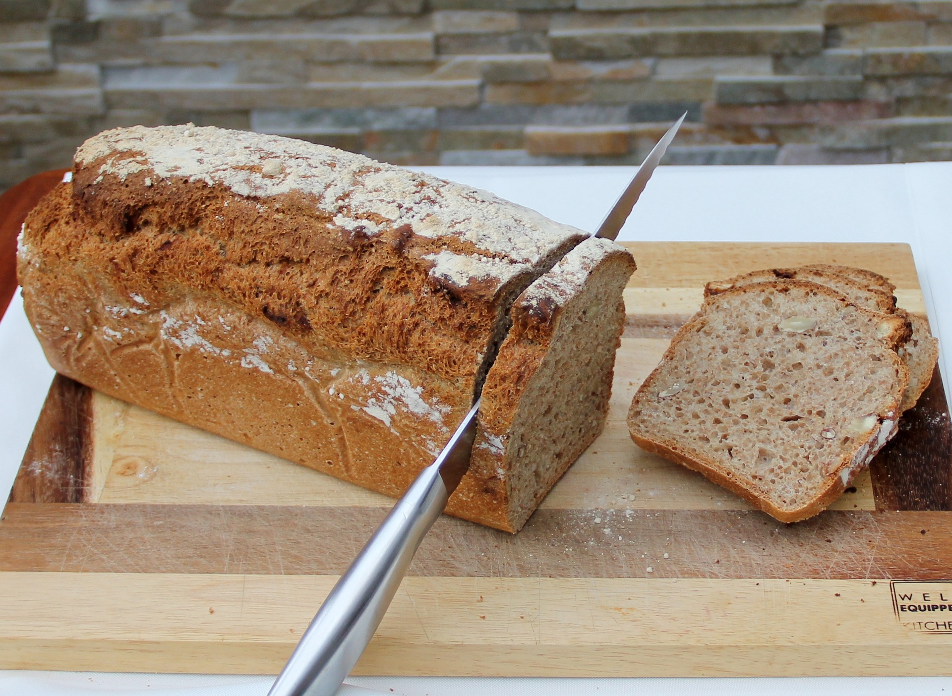 Самодельный хлеб. Нарезанный хлеб. Хлеб резаный. Резать хлеб. Разрезание хлеба.